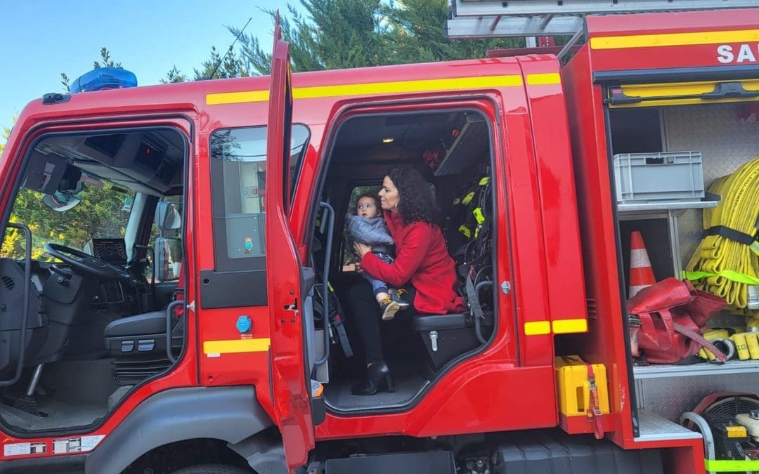 Les pompiers sont de passage à la crèche…